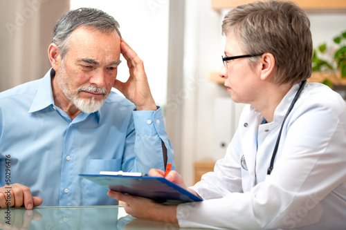 Photo: Ärztin berät einen älteren Patienten Ärztin berät einen älteren Patienten