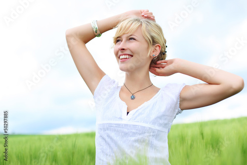 Photo: frau freut sich auf den sommer frau freut sich auf den sommer