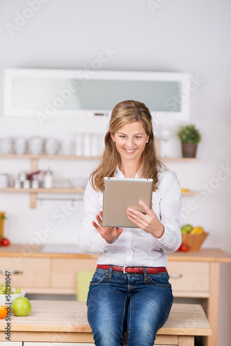 Photo: frau mit tablet in der küche frau mit tablet in der küche