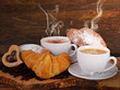 Guten Morgen: Frühstück mit Latte Macchiato und Croissants