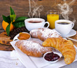Leckeres Frühstück mit latte macchiato und Croissants