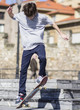 Chico practicando skateboard