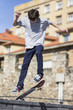Chico practicando skateboard