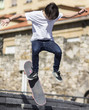 Chico practicando skateboard
