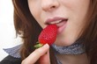 Foto: woman eating a strawberry woman eating a strawberry
