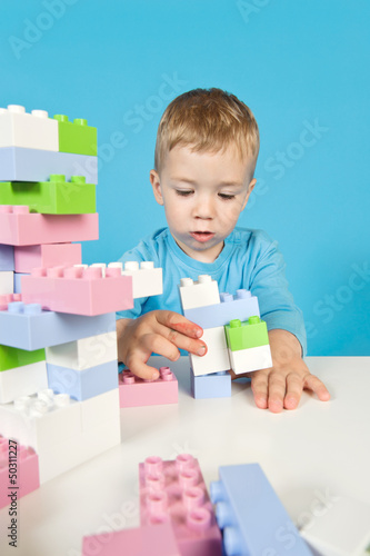 Photo: Kind mit Bauklötzen Kind mit Bauklötzen