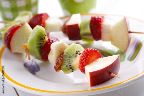 Photo: spiedini di frutta assortita spiedini di frutta assortita