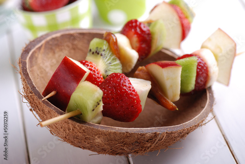 Photo: spiedini di frutta assortita spiedini di frutta assortita
