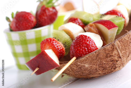 Photo: spiedini di frutta assortita spiedini di frutta assortita