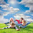 Lachende, zufriedene Kinder