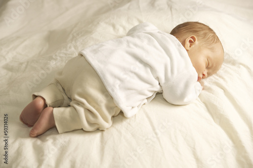 Photo: Schlafender Baby Junge Barfuß Schlafender Baby Junge Barfuß