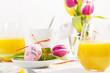 Gedeckter Osterfrühstückstisch