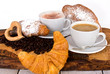 Tagesstart mit Kaffe, Latte Macchiato und Croissants