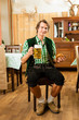 Mann in Bayerischer Tracht Restaurant