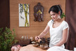 Mann bei der Klang-Schalen-Massage