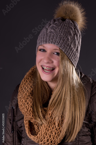 Photo: Lachende Teenagerin in Wintermode Lachende Teenagerin in Wintermode