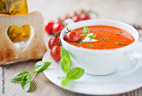 Photo: frische tomatensuppe und knuspriges toastbrot frische tomatensuppe und knuspriges toastbrot