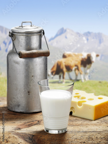 Photo: Milchkanne mit Käse Milchkanne mit Käse
