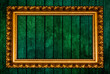 Alter goldener Bilderrahmen auf Holzwand