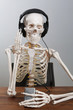 Foto: skelett hört musik skelett hört musik