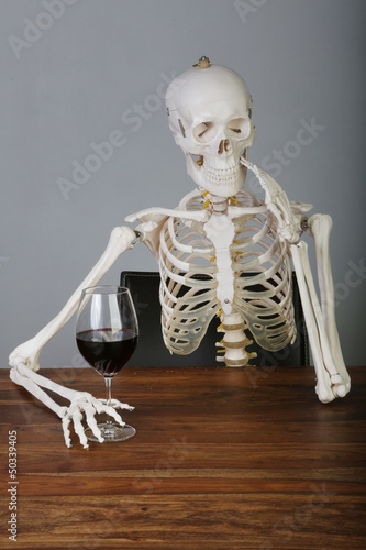 Photo: Skelett mit Rotwein Skelett mit Rotwein