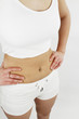 JEUNE FEMME - VENTRE - NOMBRIL - PIERCING