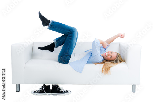 Photo: junge frau jubelt auf dem sofa junge frau jubelt auf dem sofa