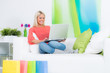 studentin kauft via internet
