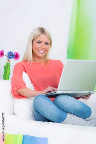 Photo: fröhliche junge frau mit notebook fröhliche junge frau mit notebook