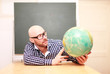 Lehrer mit Globus