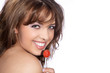 Beauty Frau mit rotem Lolly lacht
