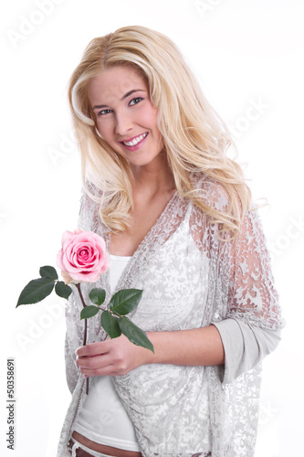 Photo: Schöne blonde junge Frau isoliert mit einer Rose in der Hand Schöne blonde junge Frau isoliert mit einer Rose in der Hand