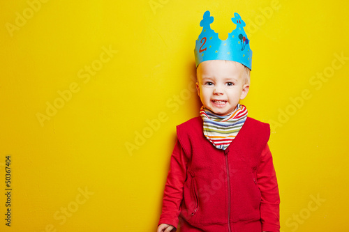 Photo: Junge feiert Kindergeburtstag mit Krone Junge feiert Kindergeburtstag mit Krone
