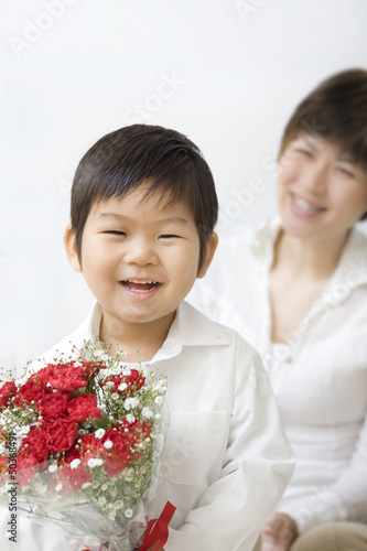 Photo: カーネーションを持つ子供と母親 カーネーションを持つ子供と母親