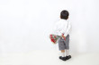 花束を持つ後姿の子供