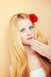 Foto: portrait of a young beautiful blonde girl with flower portrait of a young beautiful blonde girl with flower