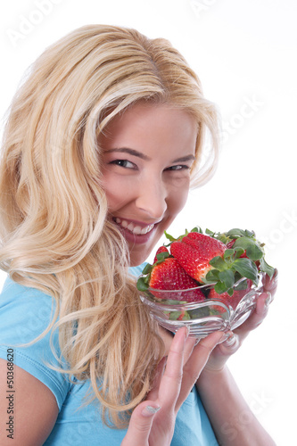 Photo: Glückliche junge Frau isoliert mit Erdbeeren in der Hand Glückliche junge Frau isoliert mit Erdbeeren in der Hand