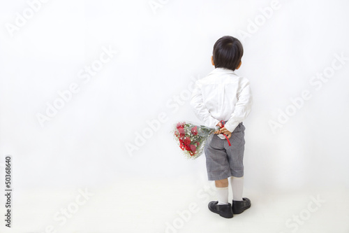 Photo: 花束を持つ後姿の子供 花束を持つ後姿の子供
