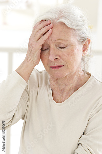 Photo: Femme senior - Maigraine Femme senior - Maigraine