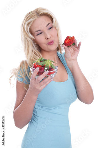 Photo: Junge Frau isst genüsslich Erdbeeren Junge Frau isst genüsslich Erdbeeren