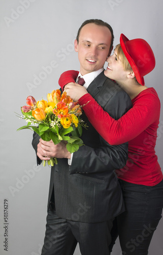 Photo: Junges Pärchen mit Blumenstrauss Junges Pärchen mit Blumenstrauss