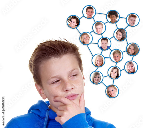 Photo: Junge denkt an virtuelle Freunde Junge denkt an virtuelle Freunde