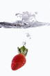 fragola immersa in acqua