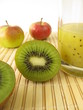 Grüner Smoothie mit Kiwi und Apfel