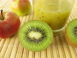Grüner Smoothie mit Kiwi und Apfel