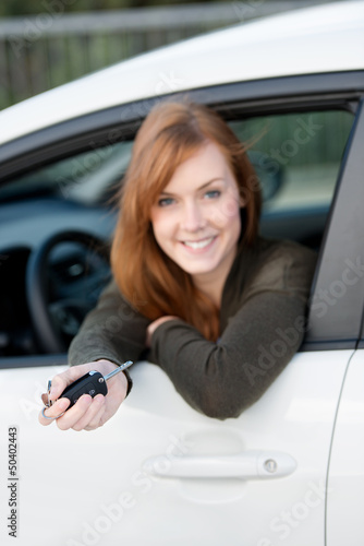 Photo: autofahrerin hält schlüssel in der hand autofahrerin hält schlüssel in der hand