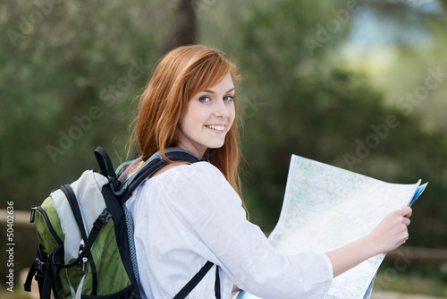 Photo: junge frau unterwegs mit rucksack und landkarte junge frau unterwegs mit rucksack und landkarte