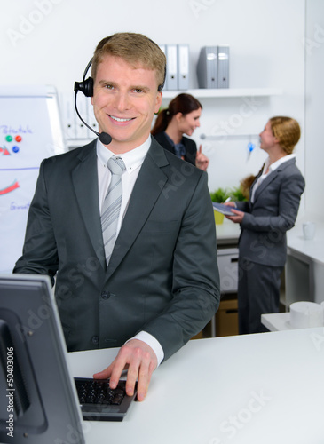 Photo: mitarbeiter telefoniert mit headset mitarbeiter telefoniert mit headset