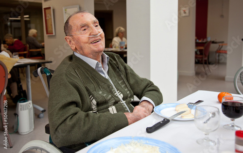 Photo: Homme handicapé et malade en maison de retraite Homme handicapé et malade en maison de retraite