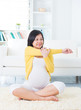 Foto: Pregnant woman yoga at home. Pregnant woman yoga at home.